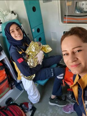 Hastaneye giderken ambulansta doğum yaptı