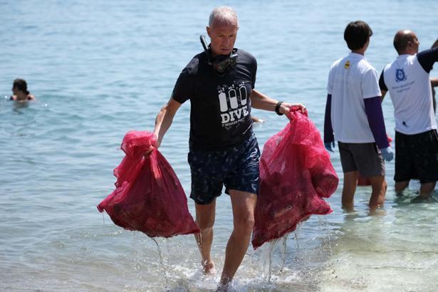 Bodrum’da denizden 650 kilogram çöp çıktı