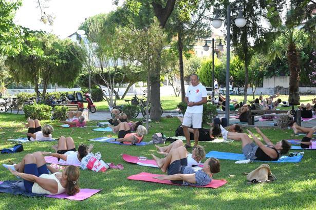 Kuşadası'nda sabah spor coşkunu yaşanıyor