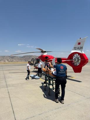 Şırnak’ta trafik kazasında yaralanan sürücü, ambulans helikopterle sevk edildi