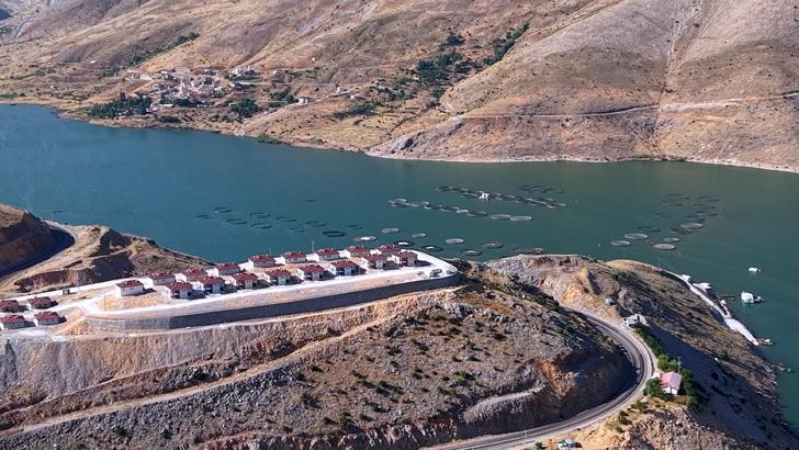 Bakan Kurum, Adıyaman'da inşa edilen köy evlerini paylaştı