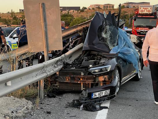 Düğün konvoyundaki otomobil bariyerlere çarptı: 1 ölü, 3 yaralı