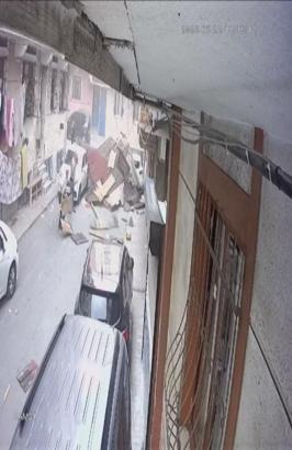 Esenler'de çocuklar fırtına nedeniyle uçan çatının altında kalmaktan son anda kurtuldu