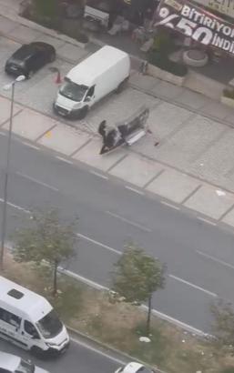 Avcılar'da fırtına nedeniyle sürüklenen tabela yolda yürüyen yayanın üzerine devrildi