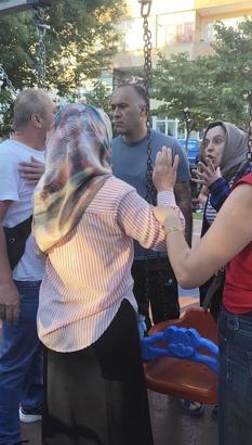 Kağıthane’de çocuk parkında kadınlar tartıştı, eşleri tekme ve yumrukla birbirine saldırdı
