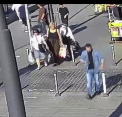 Fatih'te caddede yürüyen turistlerin cüzdanını çalan 2 çocuk yakalandı