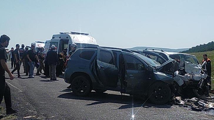 Ardahan'da 3 araç zincirleme kazaya karıştı; 3 ölü, 4 yaralı