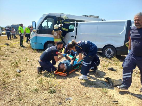 Manisa'da iki minibüs çarpıştı; 1 ölü, 11 yaralı