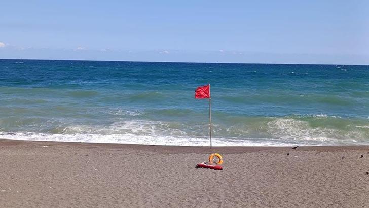 Akçakoca’da olumsuz hava şartları nedeniyle denize girmek yasaklandı