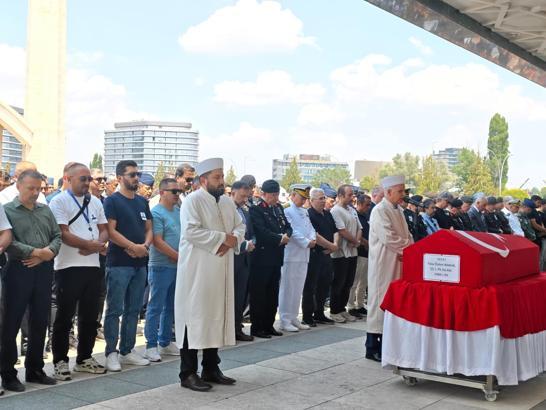 Helikopter kazasında hayatını kaybeden pilot emekli albay, son yolculuğuna uğurlandı