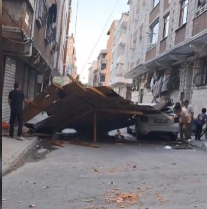 Esenler'de çocuklar fırtınada uçan çatının altında kalmaktan son anda kurtuldu