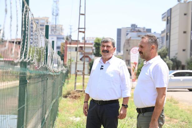Toroslar Belediyesi, sulama kanalının etrafını çitle kapattı
