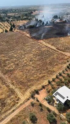 Antalya'da, dün yanan ormanın bitişiğinde arazide yangın