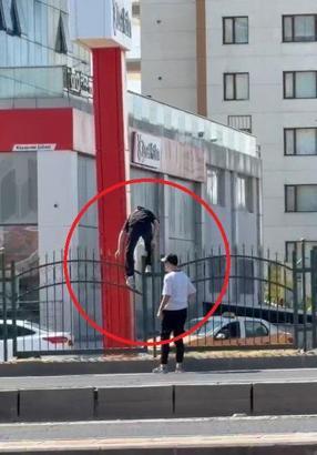 Yoğun trafikte korkulukları aşarak karşıya geçtiler; o anlar kamerada