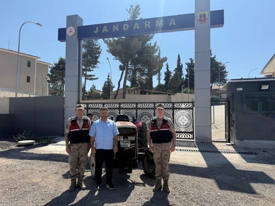 Kilis’te çalınan traktör jandarma tarafından bulunarak sahibine teslim edildi