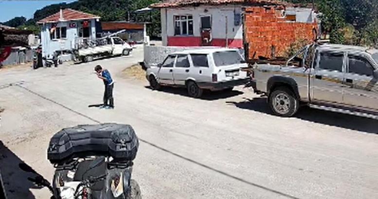 Yere düşen Atatürk portresini öpüp kaldırdı; o anlar kamerada