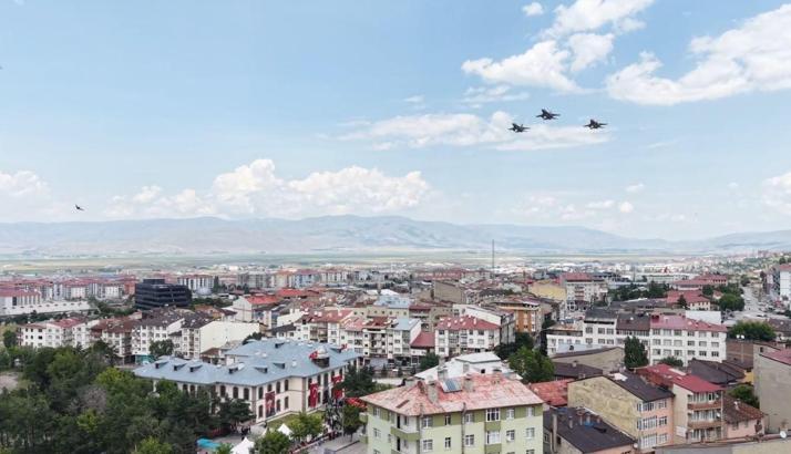 Hava Kuvvetlerinden Erzurum Kongresi'nin yıl dönümüne özel selamlama uçuşu