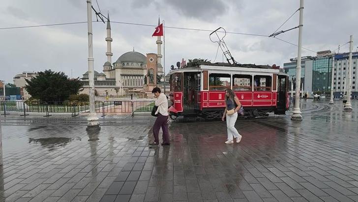 Taksim'de yağış etkili oluyor