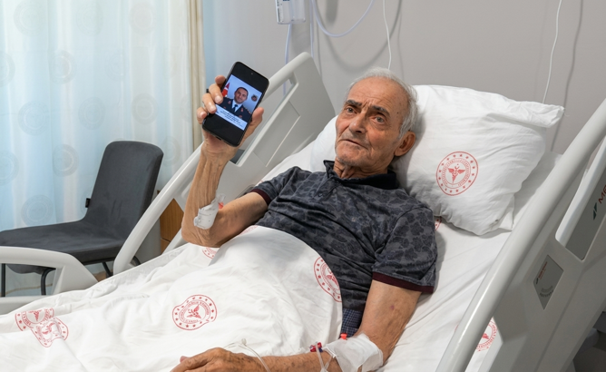 Şehit babasına kapalı yöntemle kalp kapağı değişimi