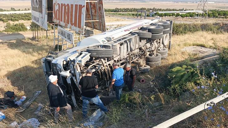 Şarampole devrilen tankerin şoförü yaralandı