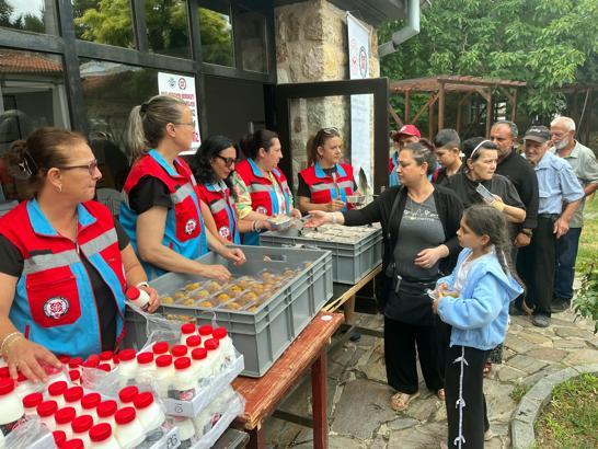 Edirne’de ‘Paylaşmanın Bereketi Gönül Sofrası’ projesi kapsamında vatandaşlara ikram yapıldı
