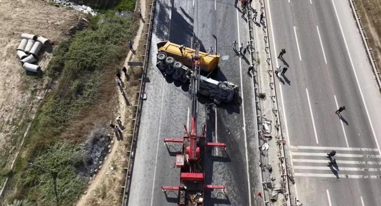 Çekmeköy’de hafriyat kamyonu takla attı; şoför ağır yaralandı