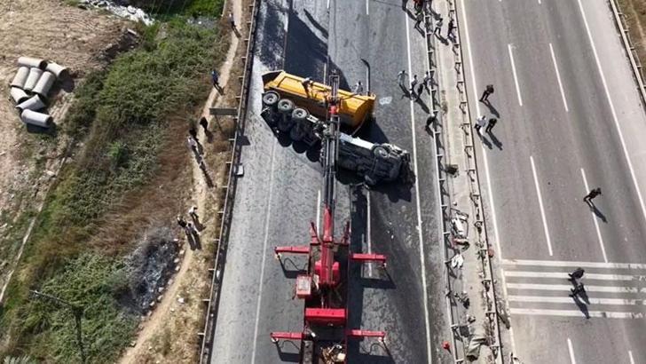 Çekmeköy’de hafriyat kamyonu takla attı; şoför ağır yaralandı