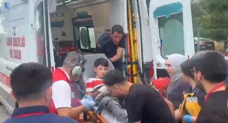 Çorum'da kapıya sıkışan çocuğun parmağı koptu; ambulans helikopterle Ankara'ya sevk edildi