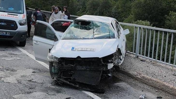 Bursa'da otomobil köprü üzerindeki bariyerlere çarptı: 5 yaralı