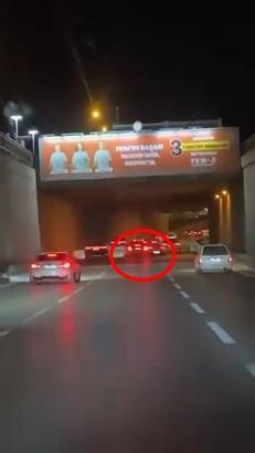 Makas atarak ilerleyen lüks otomobil, başka bir araca çarpıp kaçtı; o anlar kamerada