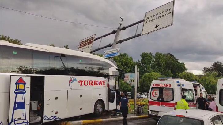 Eyüpsultan'da yolcu otobüsü otomobile çarptı; yaralılar var -1