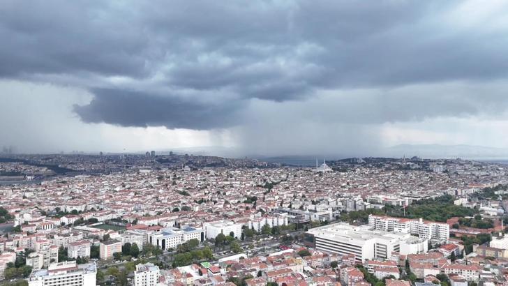 İstanbul'da gökyüzü kara bulutla kaplandı / Dron görüntüsüyle