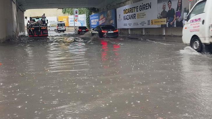 İstanbul'da sağanak; Zincirlikuyu'da alt geçit su içinde kaldı
