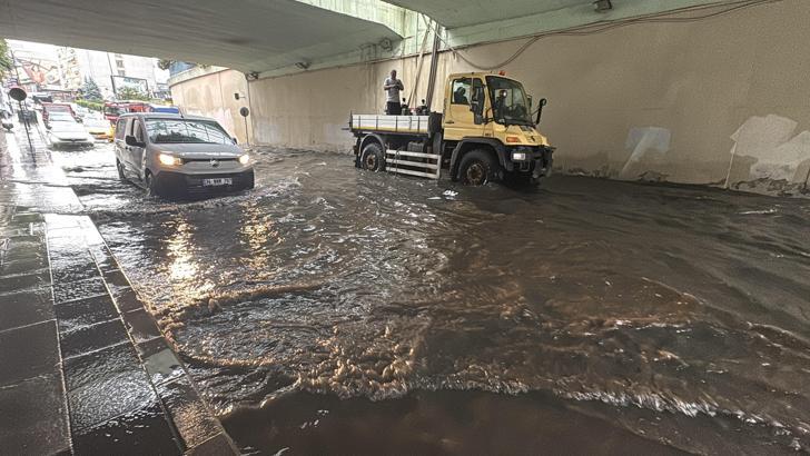 İstanbul'da sağanak; Zincirlikuyu'da alt geçit su içinde kaldı-1