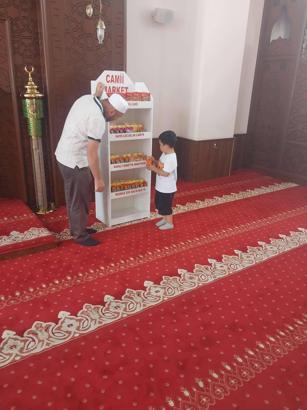 Kur'an kursu öğrencilerine hediyeleri verildi