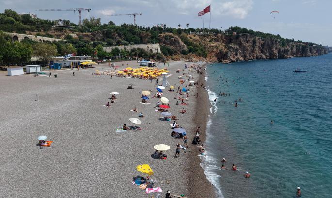 Antalya'da az bulutlu havada sahiller doldu