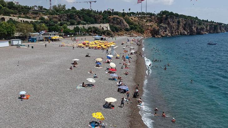 Antalya'da az bulutlu havada sahiller doldu