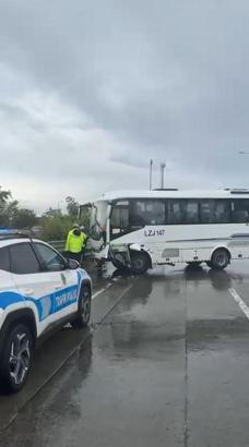Eyüpsultan'da servis aracı bariyerlere çarptı: 3 yaralı