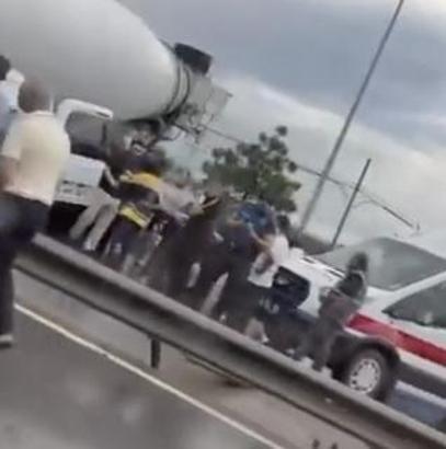 Arnavutköy'de beton mikseri hafif ticari araca çarptı: 2 yaralı