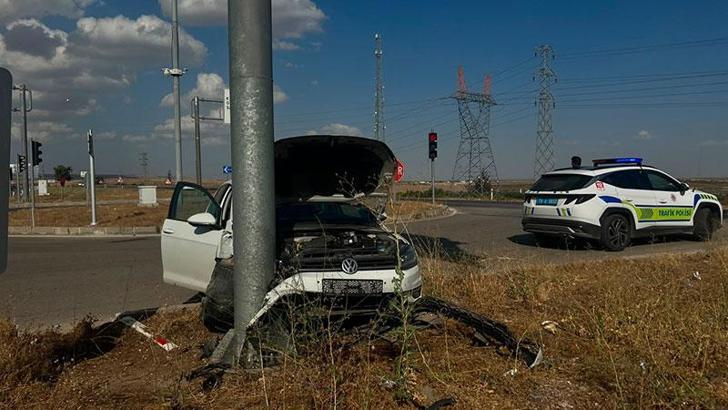 Kilis'te kontrolden çıkan otomobil yön tabelasına çarptı: 2 yaralı
