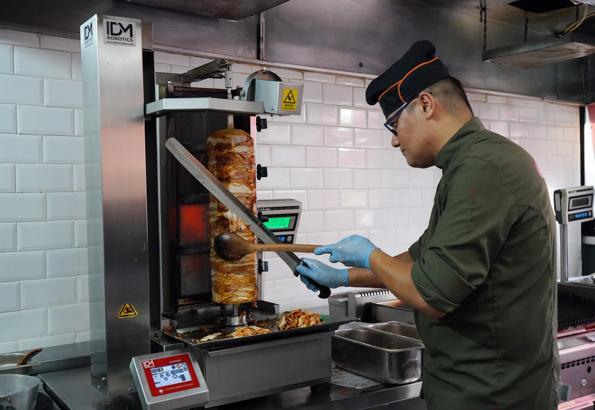 Antalya sıcağında döner ustalarının zorlu mesaisi