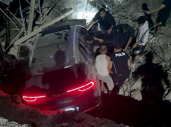 Cip, yapımı süren köprüden düştü: 2 yaralı