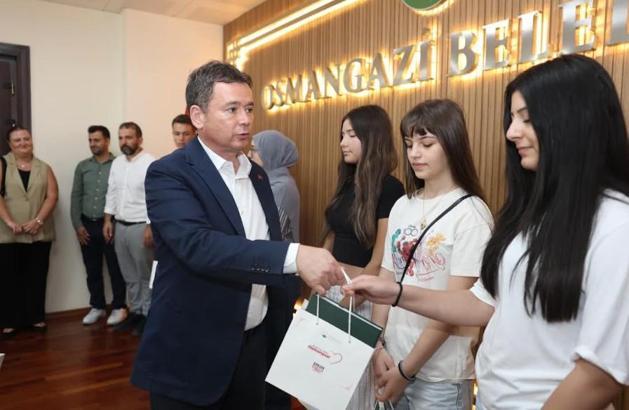 Ücretsiz LGS kurslarının başarılı öğrencileri Osmangazi Belediye Başkanı ile buluştu