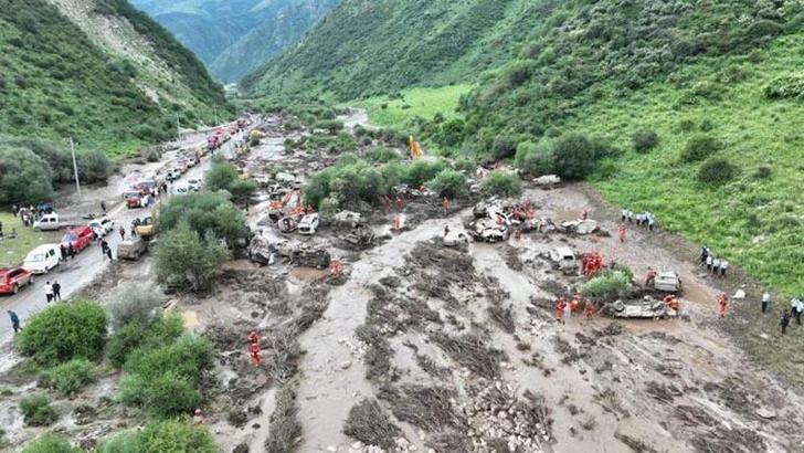 Çin’in Gansu eyaletinde meydana gelen selde 10 kişi hayatını kaybetti