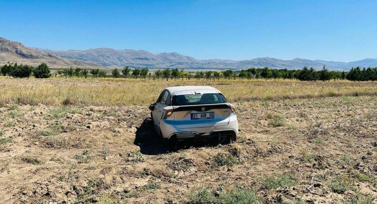 Şarampole devrilen otomobilde 2 kişi yaralandı