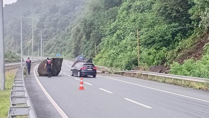 Rize'de dev kayalar sahil yoluna düştü