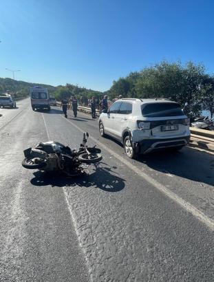 Motosiklet otomobile çarptı: 2 yaralı