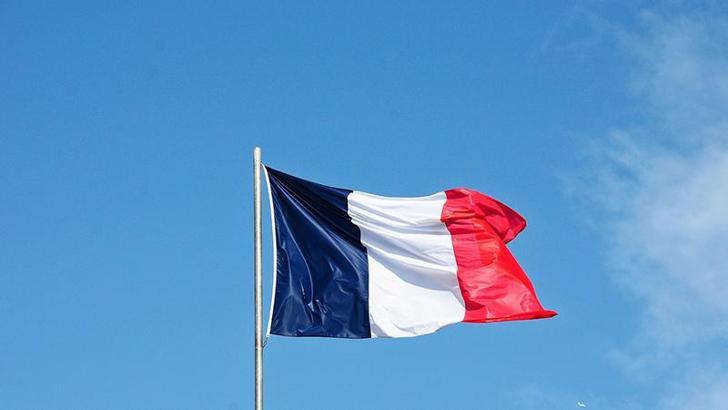 Paris'te bıçaklı saldırı: 3 yaralı
