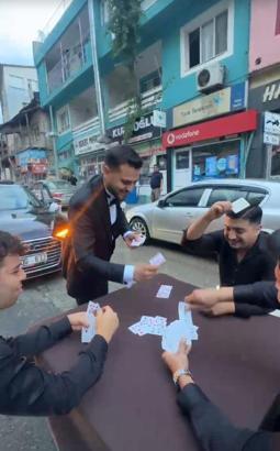 Harçlık için gelin arabasının önünü kesip, yolun ortasında iskambil oynadılar