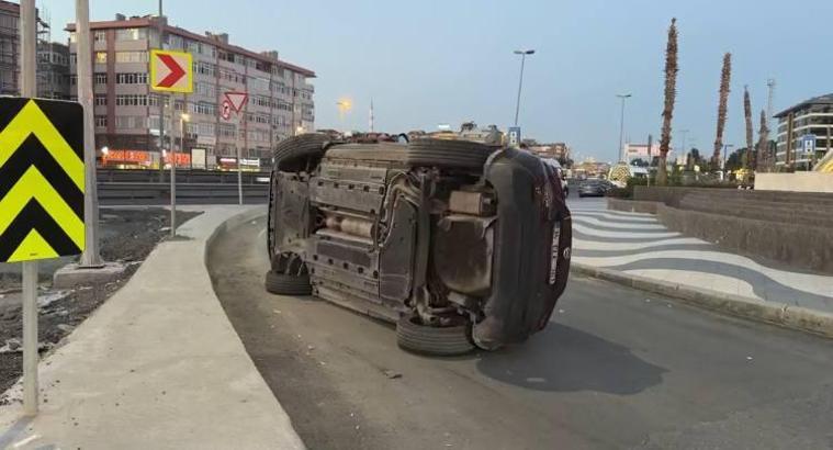 Bakırköy'de refüje çarpan otomobil devrildi; sürücü yaralandı